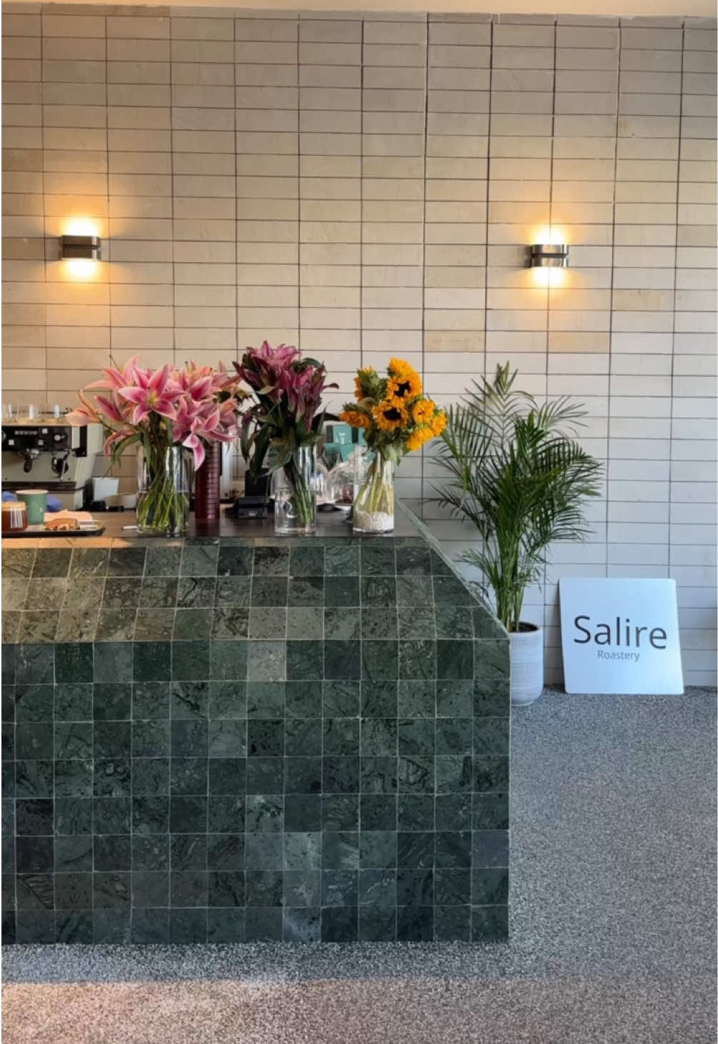 محمصة سالير ،  الفرع الجديد المكان خيييال ، احب قهوتهم الجودة رائعة وعندهم خيارات حلا كثير الماجك بار الكندر لذيذ يستاهل التجربة  🌟🖤 #fyp #explore #ريفيو #القصيم #تجارب #كوفيهات #كوفيهات_الرياض ##عنيزه##ترند