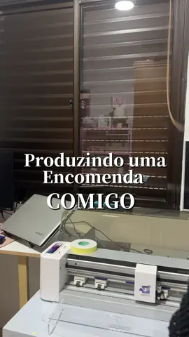 🚨PROIDIDO🚨  Passar esse vídeo sem assistir minha rotina!  Vamos produzir um pedido comigo da minha papelaria personalizada?  Esse pedido foi um topo de bolo e alguns toppers de docinhos!  #rotina #papelariapersonalizada #decoraçãodefesta #rotinaempreendedora 
