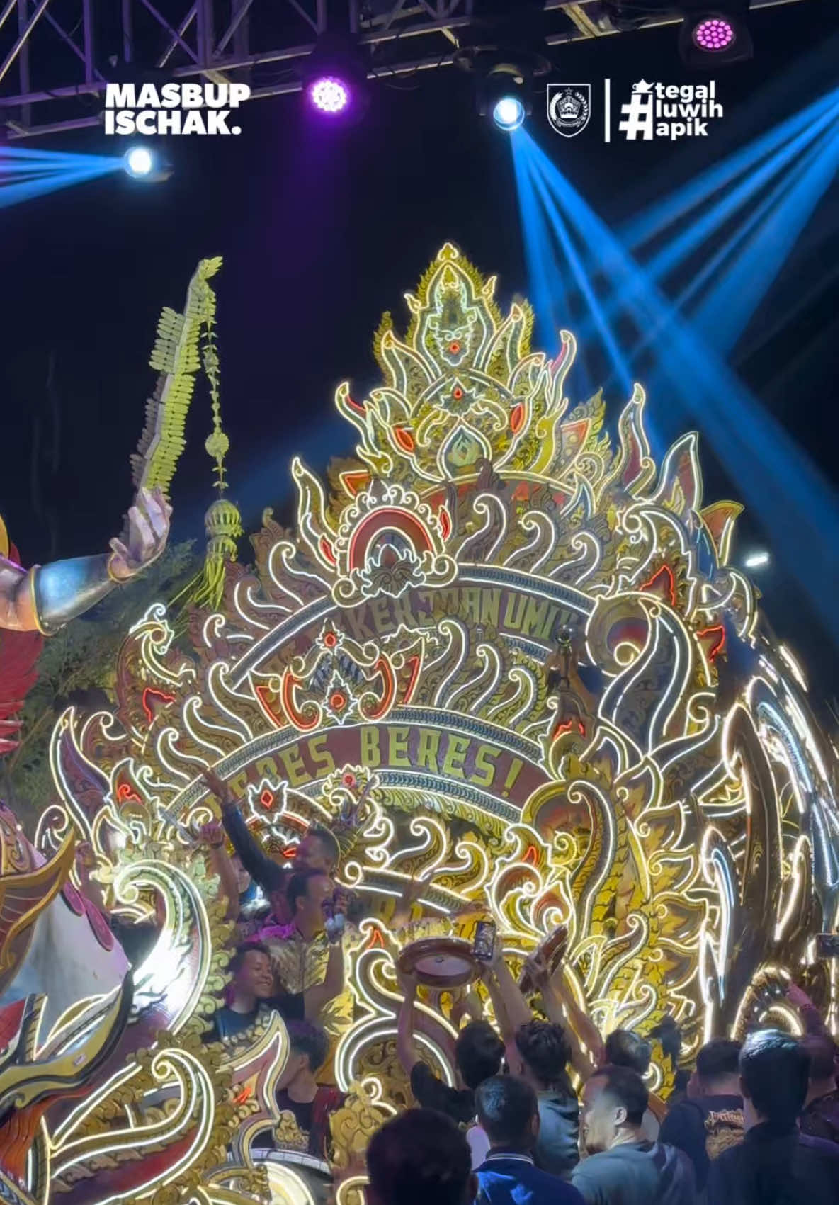 Saya dengan penuh semangat menghadiri undangan sekaligus mengirimkan delegasi pada Parade Kostum Kreatif Night Carnival Kemerdekaan RI di Kabupaten Brebes. 🎉🇮🇩 Partisipasi kita dalam kegiatan ini menjadi wujud nyata semangat persaudaraan dan kebersamaan antar daerah dalam merayakan kemerdekaan Republik Indonesia. Terima kasih kepada seluruh tim kreatif dan para peserta delegasi dari Kabupaten Tegal yang telah memberikan karya terbaiknya malam ini. Semoga semangat persatuan, kreativitas, dan cinta tanah air yang kita rayakan melalui parade ini terus menjadi energi positif dalam membangun Tegal yang maju, tangguh, dan luwih apik. ✨ #Karnaval #Tegalmaju #tegaltangguh #SinergiBrebes
