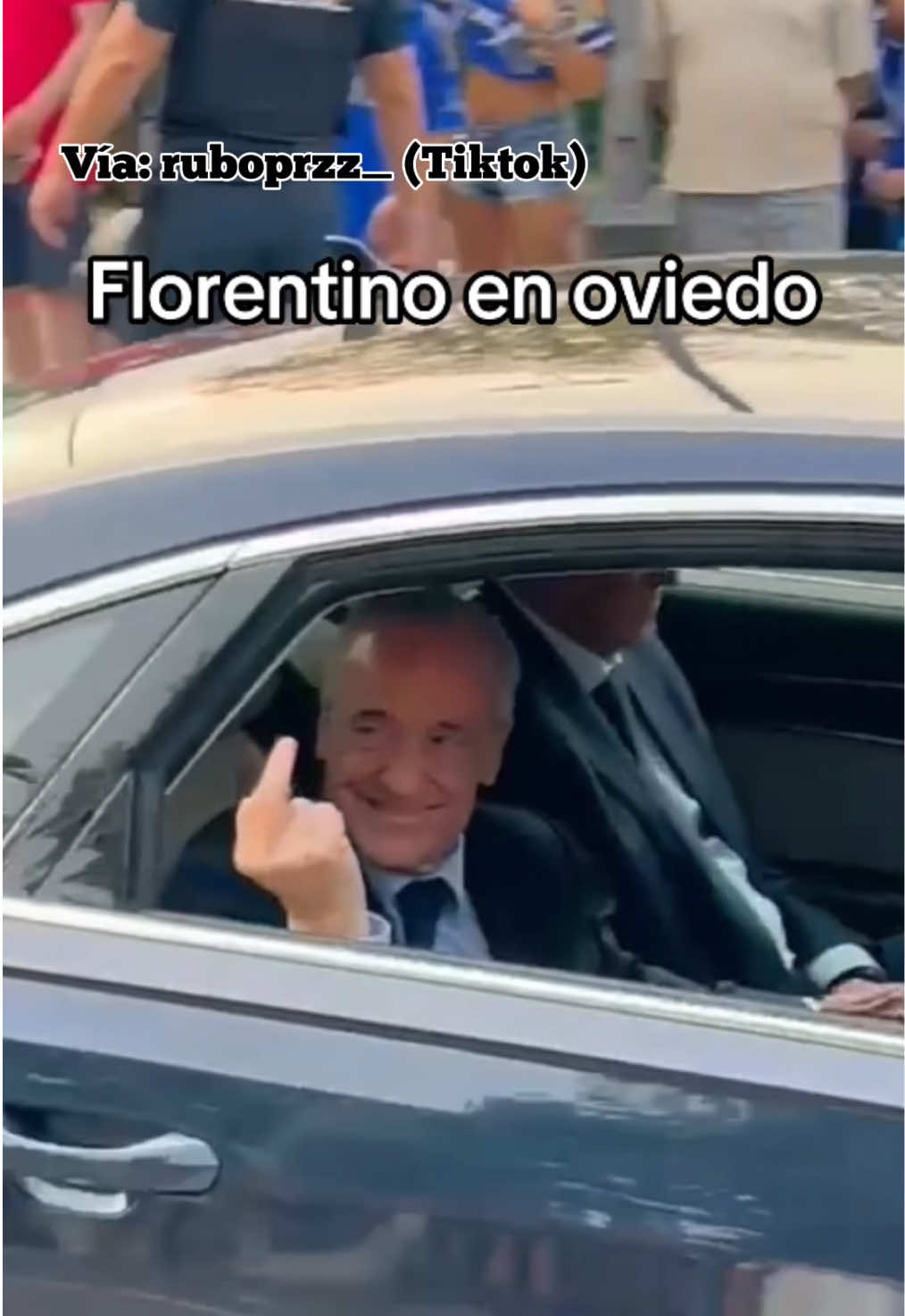 🖕 La PEINETA de FLORENTINO PÉREZ. 😂 El presidente madridista y un gesto que hace llorar de risa al plató. 😅 ¿Se equivoca de dedo sin querer?  vía ruboprzz_  #tiktokfootballacademy #elchiringuitotv #deportesentiktok 