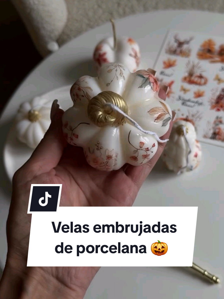 Son velas efecto porcelana, con colores cálidos de otoño y un acabado que parece mágico. El detalle perfecto para un Halloween sofisticado.🎃 Comenta 