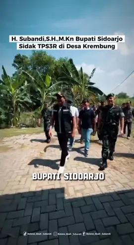 Bupati Sidoarjo, H. Subandi, SH., M.Kn., Melakukan Inspeksi Mendadak (sidak) ke lokasi rencana operasional Tempat Pengolahan Sampah Reduce, Reuse, Recycle (TPS3R) di Desa Krembung, Kecamatan Krembung.23/8/25  Bupati Subandi menegaskan bahwa TPS3R harus dikelola secara optimal dengan manajemen yang jelas dan melibatkan masyarakat secara aktif. Bupati Subandi juga menekankan pentingnya pelatihan bagi pengelola serta edukasi warga agar terbiasa memilah sampah sejak dari rumah.  Dengan begitu, sampah organik dapat diolah menjadi kompos, sedangkan sampah anorganik dapat memberi nilai ekonomis. Editor video : MR Penulis : FN #GerakanSidoarjoBersih  #PengelolaanSampah  #LingkunganBersihSehat  #sidoarjo24jam 