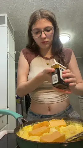 I want to sleep but it’s only 6🙁#teenmom #fypシ゚viral #myikahtrueu #9monthsold #makedinnerwithme 