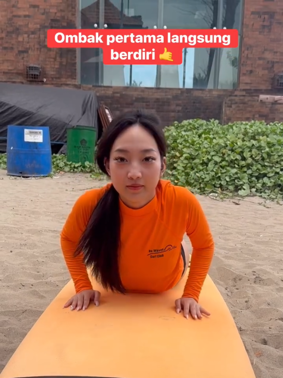cewek jepang belajar surfing #seminyakbeach #bali #anakpantai #cewejepang 