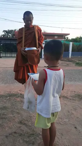 #หลานตัวป่วน #ใส่บาตรตอนเช้า #ฟีดดดシ #สาวบุรีรัมย์ 