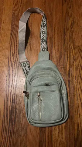 Cute crossbody bag! Makes a great gift for back to school or even Christmas. Tons of colors to choose from #crossbodybag #purse #bag #crossbody #giftidea 