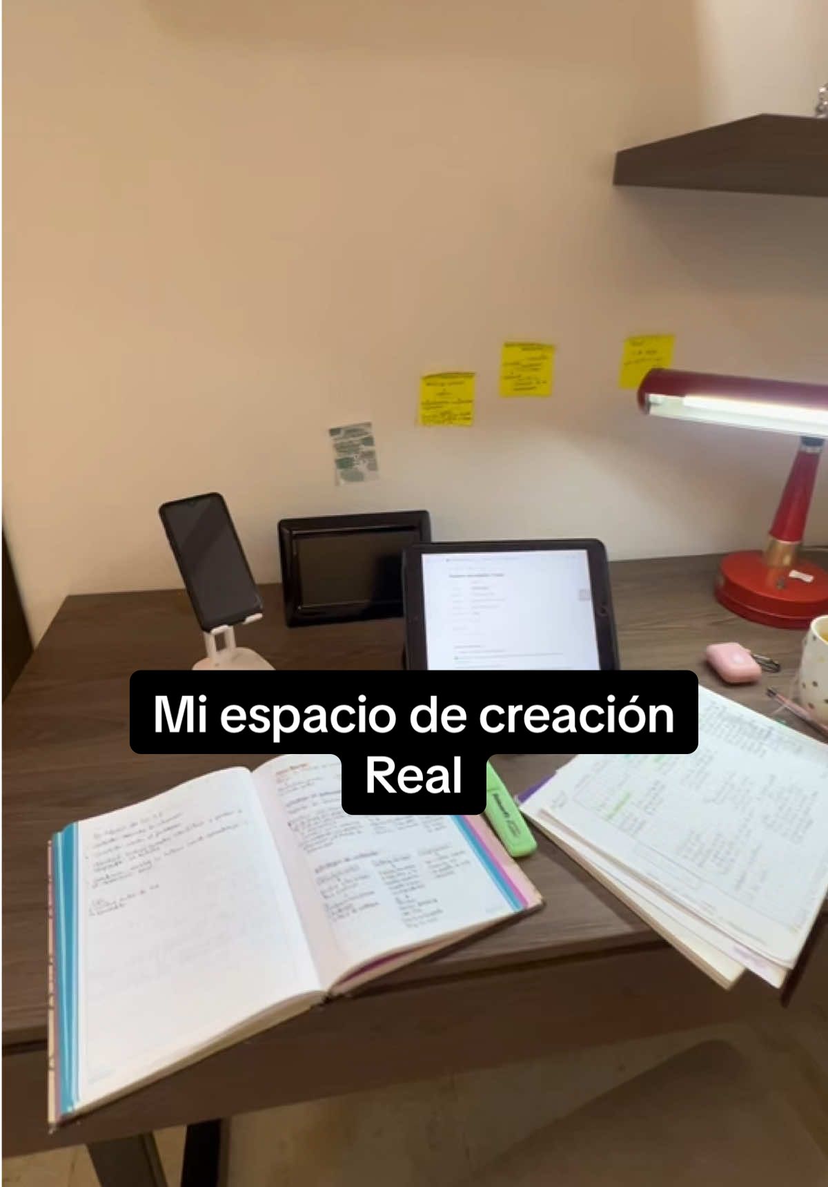 Mi espacio de creación no es el más bonito, pero es donde nacen la mayoría de mis ideas, proyectos y contenido 💡✨. A veces creemos que necesitamos tenerlo todo perfecto para empezar, pero la verdad es que lo más importante es darle vida a lo que soñamos con lo que tenemos hoy. Aquí es donde planeo, edito y creo… y aunque quiero renovarlo pronto, me recuerda que la disciplina y la creatividad pesan más que el lugar. Cuéntame: ¿también tienes un rincón que, aunque no sea ideal, se ha convertido en tu espacio especial? 💭👇