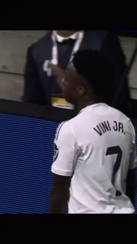 MOMEN MBAPPE menutup mulut vini agar tidak berdebat dengan wasit karna vini sudah mendapat kartu kuning sebelum nya 👍👏