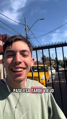Respuesta a @ro 🪖 ¡El que busca siempre encuentra! Con una breve investigación llegué al furgón escolar que me dejó mojado y congelado hace unos días. Le escribí una cara al dueño y vamos a ver qué sucede, quizás me llegan mis hamburguesas. ¿Sobre la Carabinera? Está por verse 🫡  #Lluvia #lluviaensantiago #carabinera #denuncia #peaton 