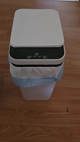 Bote de basura inteligente con sensor automático 🤖 Mantén tu hogar limpio y moderno sin esfuerzo. #HogarInteligente #BasuraSmart #TikTokMadeMeBuyIt #CasaLimpia #gadgets 