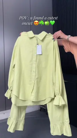 Senin pagi dengan outfit yang cerahh 😍