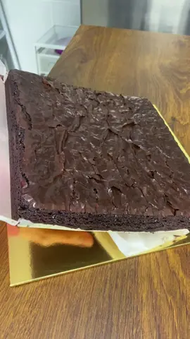 Alhamdulillah  tak sangka video semalam fyp , terima kasih semua 🥰🥳 Hari ni kita tak tunjuk Kek Batik & Kek Coklat dah😁kita tunjuk Brownies pulak Biasa kan dengar brownies , tp yang nie special di hati saya ❤️dia la dessert pertama yang membuka ruang untuk saya dalam dunia bisnes hampir 10tahun ni❤️ Brownies yang Moist , lembut dan chewy area berdekatan dengan saya boleh piyem je kalau nak order tauu😊 #fyp #masukberanda #foryourpage #dessertkuantan #brownieskuantan 