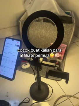 bisa buat 2 hp, sudah 3 mode warna, bisa di redupkan dan diterangkan seusai kebutuhan 😍 #alatkonten #ringlightmurah #tripodmurah #affiliatepemula #fyp 