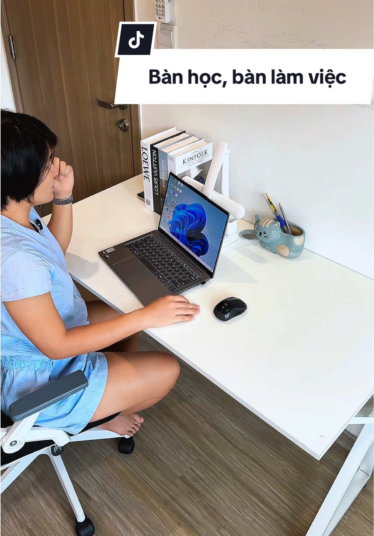 Bàn ngồi học, làm việc, rất chắc chắn, khung sắt sơn tĩnh điện, mặt bàn phủ melamine đẹp chống thấm chồng trầy. Tháo lắp nhanh gọn, chở bằng xe máy được luôn. #mecaphe #dcgr #banhoc #banlamviec #bangaming 