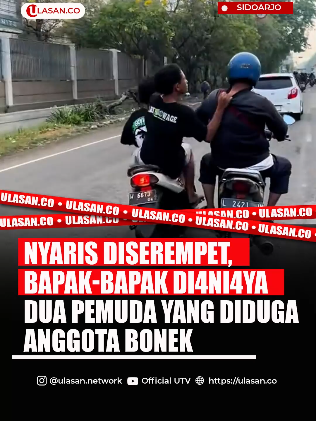 Sabtu pagi (23/8/2025) sekitar pukul 06.45 WIB, aksi pengeroyokan terjadi di jalur Banjarkemantren–Gedangan, Sidoarjo. Dua pengendara motor keluar dari gapura Desa Banjarkemantren dengan kecepatan cukup tinggi dan oleng hingga hampir menyerempet seorang pria berhelm biru yang melaju pelan dari arah Bulog menuju Gedangan. Saat korban membunyikan klakson, kedua pelaku tidak terima dan justru mengejarnya. Mereka bahkan menarik baju serta mem*kuli korban di tengah jalan. Menanggapi video yg viral tersebut Akun official_bonekwage membuat video klarifikasi bahwa yg memakai atribut bonek Wage bukan anggota resmi bonek Wage, pelaku hanya ikut open PO produk bonek Wage. #beritaterbaru #beritaviraltiktok #beritaterkini #beritaviral #beritaupdete #bonek
