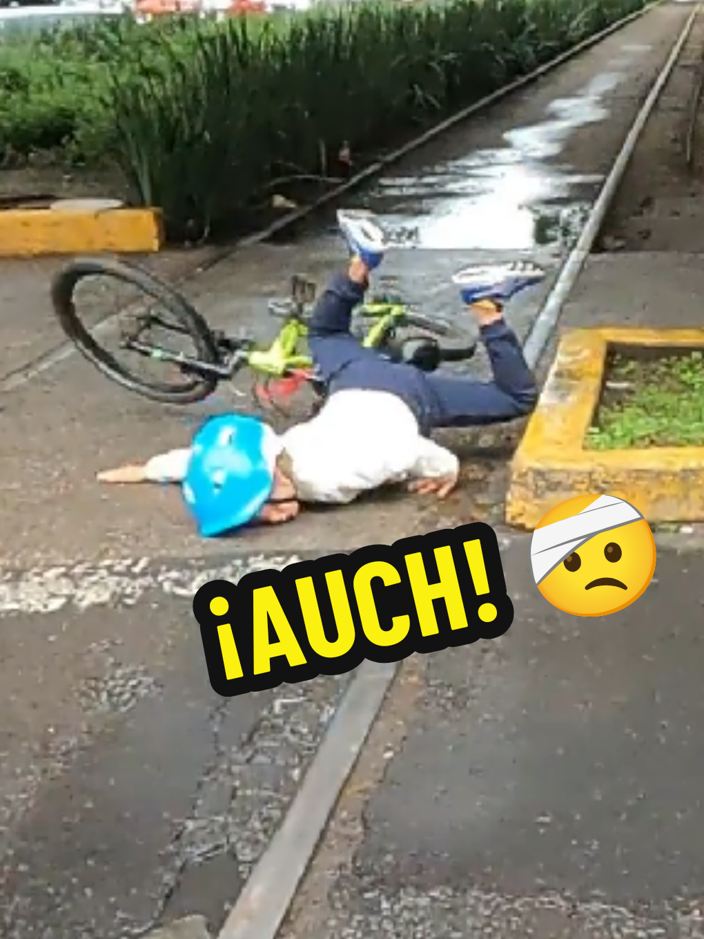 El piso mojado provoca muchas caídas. ⚠️🚴🏽‍♂️ Hay que prevenir a los pequeños para que esto no suceda 🤕 #caida #bicicleta #ciclismo #accidente #auch 