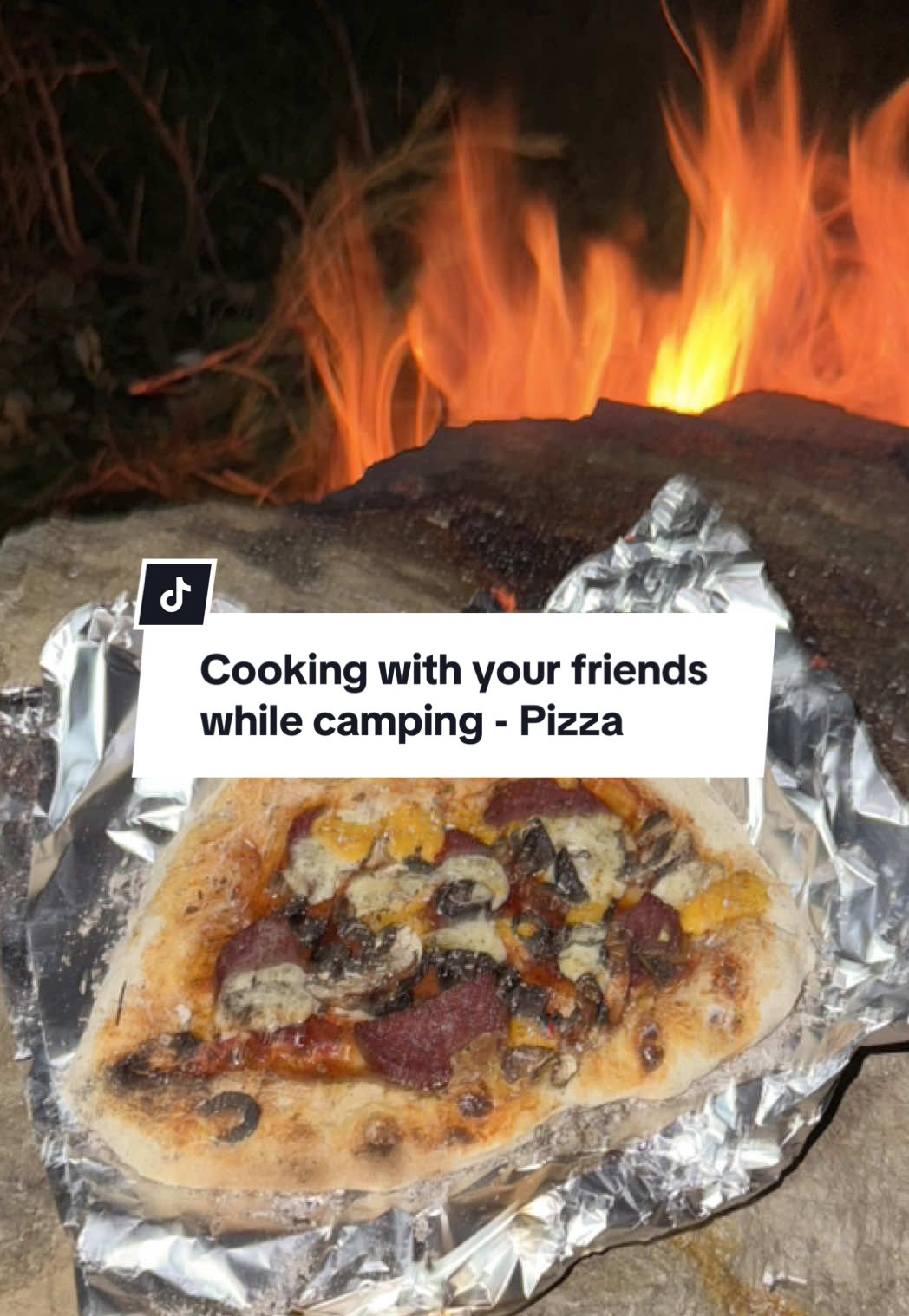 #camping #cucortul #cugasca #campingfood #pizza #campingcugasca #retetecugasca #essterandco #cookingoutdoors #stoneoven #stoneovenpizza 