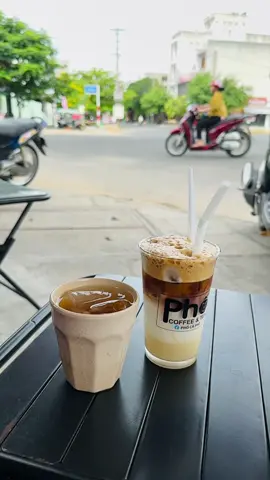 Thích cái cảm giác nắng ấm mỗi sáng. Ngồi uống cafe rồi ngắm nhìn dòng người qua lại 🤍 #morning #cafe #chill 