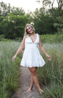 Senior Pictures in the Fields✨ #seniorphotos #seniorpicinspo #seniorphotographer #poseideas  #creatorsearchinsights 