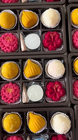 ขนมปัญจคเณศ ขนม 5 อย่าง ขนมโมทกะ , ขนมลาดูก้อนทอง , ขนมดอกชบา , ขนมดอกบัว , ขนมลาดูมะพร้าว ขนมถวายพระพิฆเนศ #คเณศจตุรถี #2568 #ลาดูโมทะกะ #พระพิฆเนศ #สายมูห้ามพลาด 