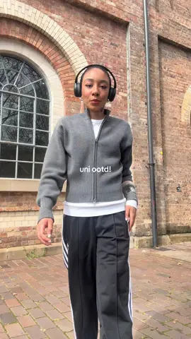 i wanna run away from my uni classes in these asic gel kayanos all the time. this is not even sponsored. i’m just obsessed. bought with my own hard earned money (also slightly sacrilegious to wear adidas and asics together?? but idc idc). also i love pharell and i love nerd. shoutout. thanks for reading xxx @adidas @ASICS @KOOKAÏ @Sony @Uniqlo Australia #fyp #OOTD #uni #uniootd #outfit 