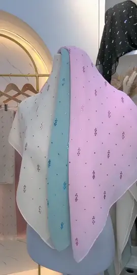 JAPANESE PREMIUM bawal MEDINA, diperbuat daripada kain cotton voile. Memang best dan premium! Korean crystal digunakan.