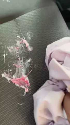 🚗💥 Descobri o jeito MAIS FÁCIL de remover chiclete e bala grudada do banco do carro sem estragar o estofado! 🤯 Se você já passou por isso, esse truque vai salvar seu rolê. 👉 Já sabia desse macete ou é novidade?#carrolimpo #dicadelimpeza #truquecaseiro #limpezadecarro #estofado 