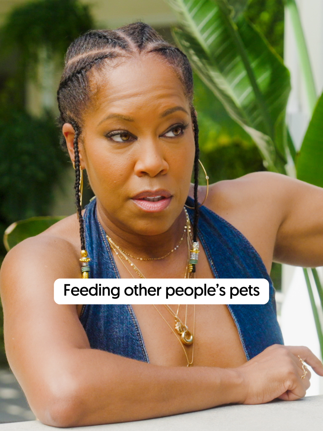 Do you let other people give snacks to your pets? That's a nope for me and Regina, same goes for those pee pee pads 🤣 #reginaking #mianu