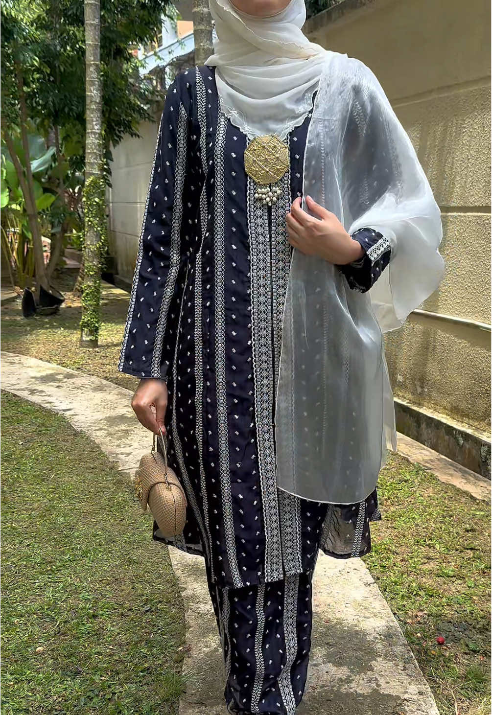 Wanita matang tahu, tidak senua hal perlu dikejar — ada masanya cukup dinikmati ☕️ Azzura Kebarung in Navy Blue dah available di beg kuning ya beauties, join live untik dapatkan diskaun special🥰 . #GalleriaKesuma #bajukebarung #kebarunglabuh #kebarung #KebarungSambutMenantu #kebarungklasik 