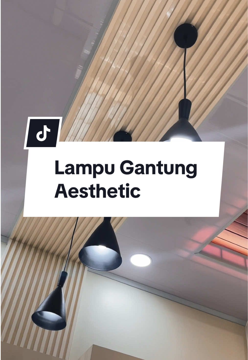 Interior stylish dengan lampu gantung elegan bikin suasana makin hangat #kitchenset #minibar #interior #fypage #bismilahfyp 