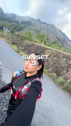 kali ini sendirian menikmati indahnya sunset🌄✨ #fypシ #fyppppppppppppppppppppppp #fypage #foryoupage #fyp #pendaki #gunung #solohikking #pendakicantik #for #u #pendakigunung #gunungindonesia #gunungbatur #4u #Vlog #alam #aesthetic #bali 
