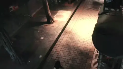 Điều làm tình yêu của Tang Diên trở nên đẹp đẽ chính là việc anh chưa bao giờ trách Ôn Dĩ Phàm vì đã rời đi. Anh chẳng một lần nói với cô rằng điều đó từng khiến anh tan vỡ đến nhường nào, hay anh đã chờ đợi bao lâu. Anh chỉ lặng lẽ yêu cô, kiên nhẫn và trọn vẹn. Không oán hận, không đòi hỏi – chỉ có một sự thấu hiểu trong trẻo. Anh chọn yêu cô, ngay cả khi bóng dáng cô không còn ở đó #xh #fyp #khododanh #chuongnhuocnam #bachkinhdinh #tangdien 