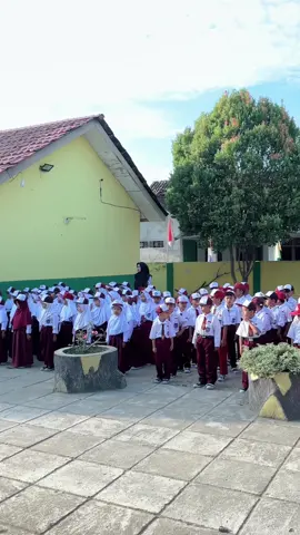 #CapCut Upacara hari senin sekaligus penyerahan piala kemenangan 😎 #fypシ゚ #pramuka #pramukahebat #gurukeren 