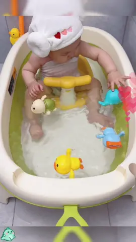 Kids absolutely love these bath toys! They discover adorable animals like ducks, dolphins, and turtles while bathing 🧼 #bathtoy #babybath #babytoy #toysforkids #foryou 