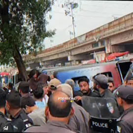 بنارس کے  امن مارچ  میں ایک بار پھر زرداری پولیس نے ثابت کر دیا کہ طاقتوروں کی غلامی میں یہ اندھی ہو چکی ہے۔ غریب ریڑھی والے اور پھل فروش کو ڈنڈوں سے لہو لہان کر کے امن کا جنازہ نکال دیا۔ یہ انصاف نہیں، یہ ظلم کی انتہا ہے۔ #راہ_حق_کا_مجاہد_عمران_خان 