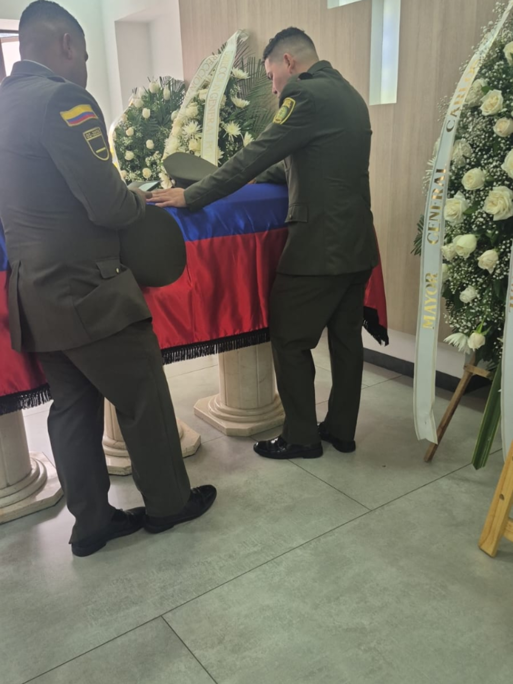 No es un adiós, sino un hasta pronto,  Gracias por los bonitos momentos que me regalaste, gracias por enseñarme que no se necesitan años para saber que una amistad leal se puede forjar tan pronto, gracias por acompañarme y guiarme siempre, por enseñarme a ser fuerte aún en estos momentos,  gracias por ser ese amigo leal que siempre estaba dispuesto a escucharme sin juzgarme, Vuela alto juanito asi como una vez lo soñaste💚😭 Dios bendiga a los COMANDOS 🫡 #policianacionalcolombia #curso006💚🙏🏻🥺 #ponal💚👮‍♀️ #diosypatria🕇💚 #paratiiiiiiiiiiiiiiiiiiiiiiiiiiiiiii 