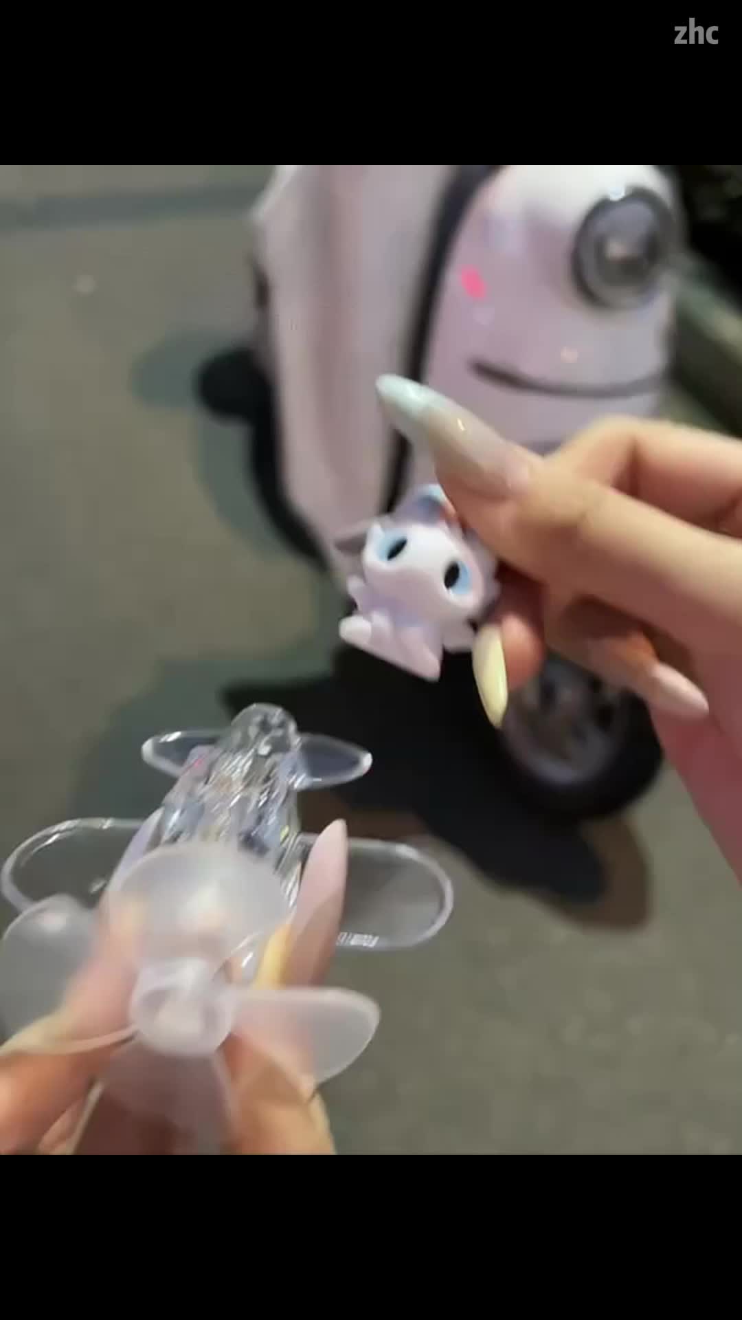 ขี่มอเตอร์ไซค์/สกู๊ตเตอร์น่าเบื่อเกินไปไหม? หน้ารถขาดความสนุกและบรรยากาศหรือเปล่า?
นี่เลย 【โมเดลเครื่องบินลมพลังงานกับน้อง Răng Sún】 ลมพัดปุ๊บก็หมุนพร้อมไฟ กระจกรูปการ์ตูนน่ารักชวนใจละลาย กลางคืนยิ่งสวยโดดเด่น!
ไม่ต้องใช้ถ่าน เป็นมิตรต่อสิ่งแวดล้อม ติดตั้งง่าย ใช้พลังลมขับเคลื่อนหมุนไม่หยุด ทำให้รถคู่ใจของคุณโดดเด่นไม่เหมือนใคร ✨ 