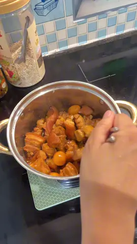 Thịt kho, cá kho lên màu đẹp xuất sắc nhờ vào chai nước màu mật mía này đó cả nhà ạ! #hongyeudoifood #buphuongamthuc #nuocmaumatmia #matmia   #creatorsearchinsights 