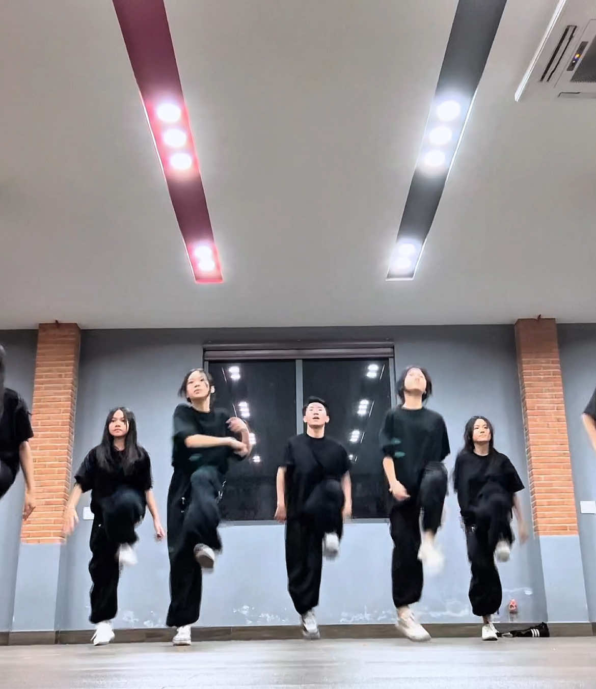@Thầy Phi GENZ 🧠 vô nhảy chung là tưởng học trò luôn 😆#dancekids #xuhuong #dancehiendai #trend #xuhuongtiktok 