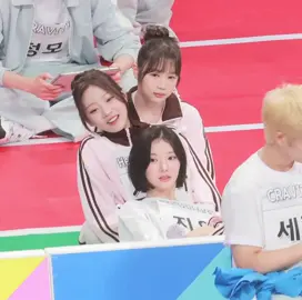 terpantau mereka lagi nunggu giliran 😁 mereka ber 3 ikut cabor gulat, yg bikin gak expect dedek Yeon juga ikut serta, Yeon mah masih bayii 😭😭 #hearts2hearts #jiwoo #stella #yeon #fyp 