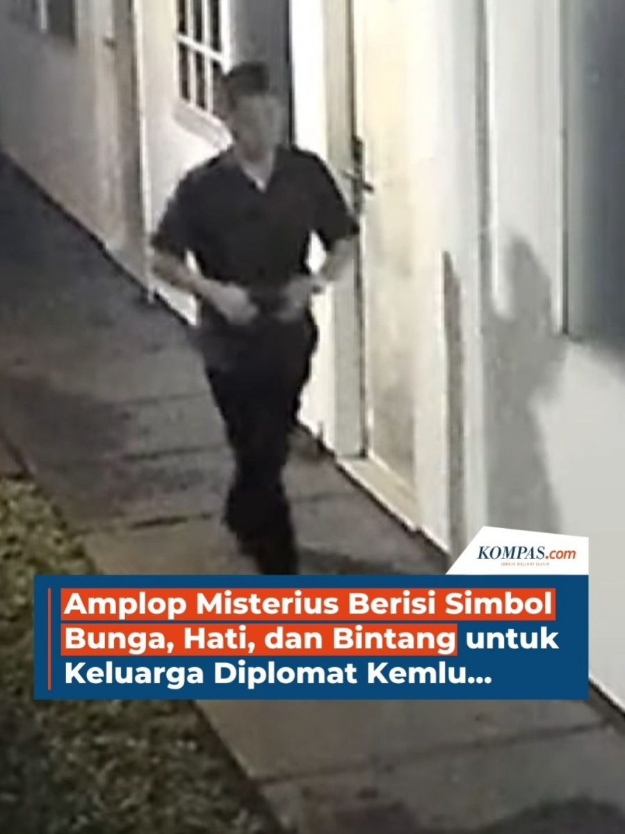 Keluarga diplomat Kemenlu ADP menerima amplop coklat berisi styrofoam dengan simbol bunga kamboja, bintang, dan hati setelah pemakaman ADP pada Sabtu (23/8/2025).  Amplop tersebut diserahkan seorang pria tak dikenal kepada asisten rumah tangga keluarga di Yogyakarta. Penulis: Ridho Danu Prasetyo, Ambaranie Nadia Kemala Movanita, Wisang Seto Pangaribowo, Diamanty Meiliana Kreatif: Blanka Rahel Maretha Joanne Produser: Reza Kurnia Darmawan ~R #Diplomat #Kemlu #Yogyakarta #Kriminal ##voice