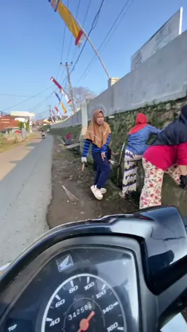 Biar semangat #berbagiituindah #fyp #pejuangrupiah #mangdonat 