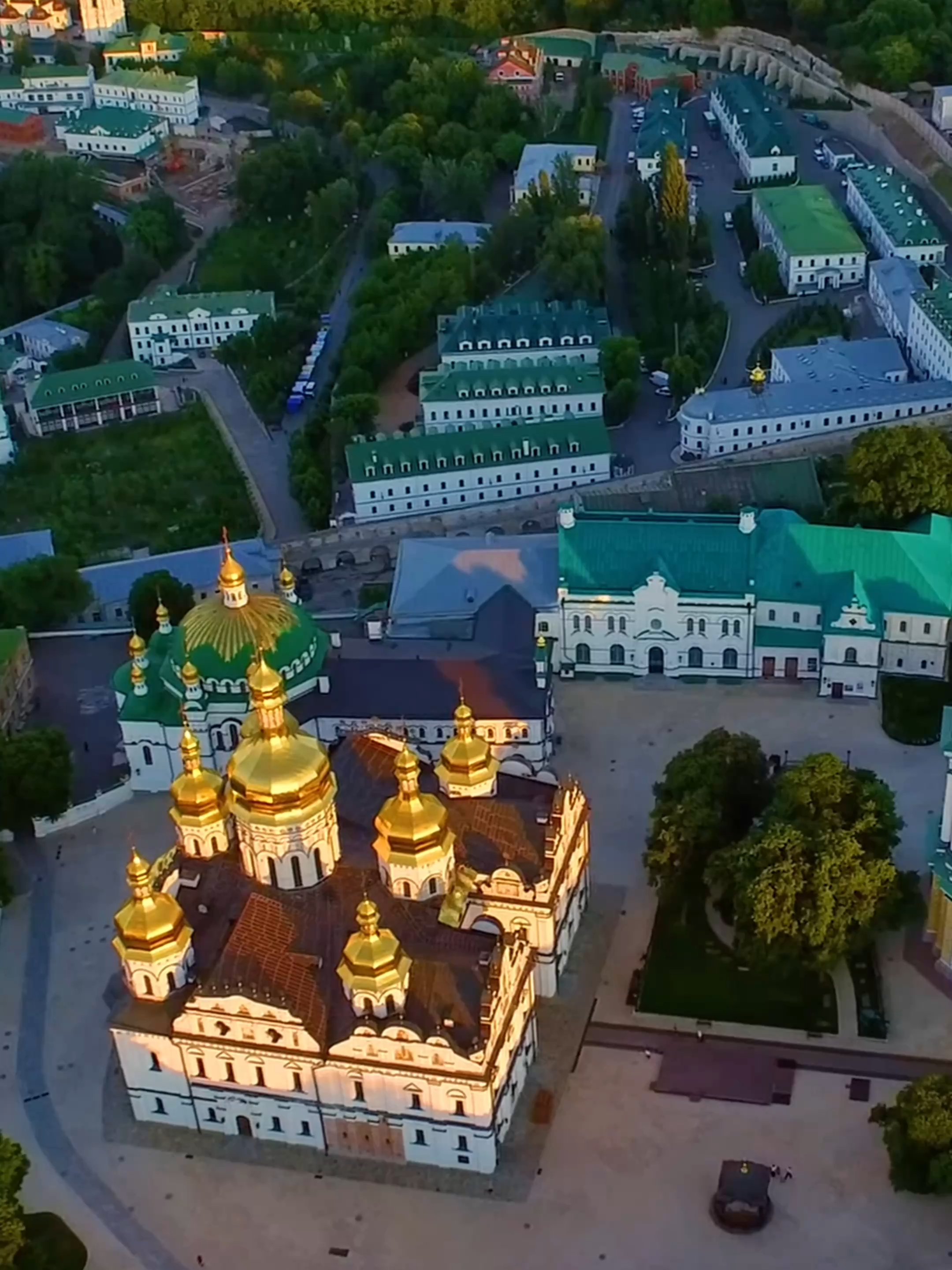 🇺🇦 Kyiv — The Heart of Ukraine From the golden domes of St. Sophia Cathedral to the bustling streets of Khreshchatyk, Kyiv is a city of history, culture, and vibrant life. Explore Ukraine’s capital with stunning views and iconic landmarks. 🌆 Follow @discover_ukraine for more unforgettable moments from Kyiv! #DiscoverUkraine #ExploreKyiv #KyivVibes #UkraineHistory #KyivLandmarks #UkraineTravel #GoldenDomes #KyivCulture #ExploreUkraine #KyivViews