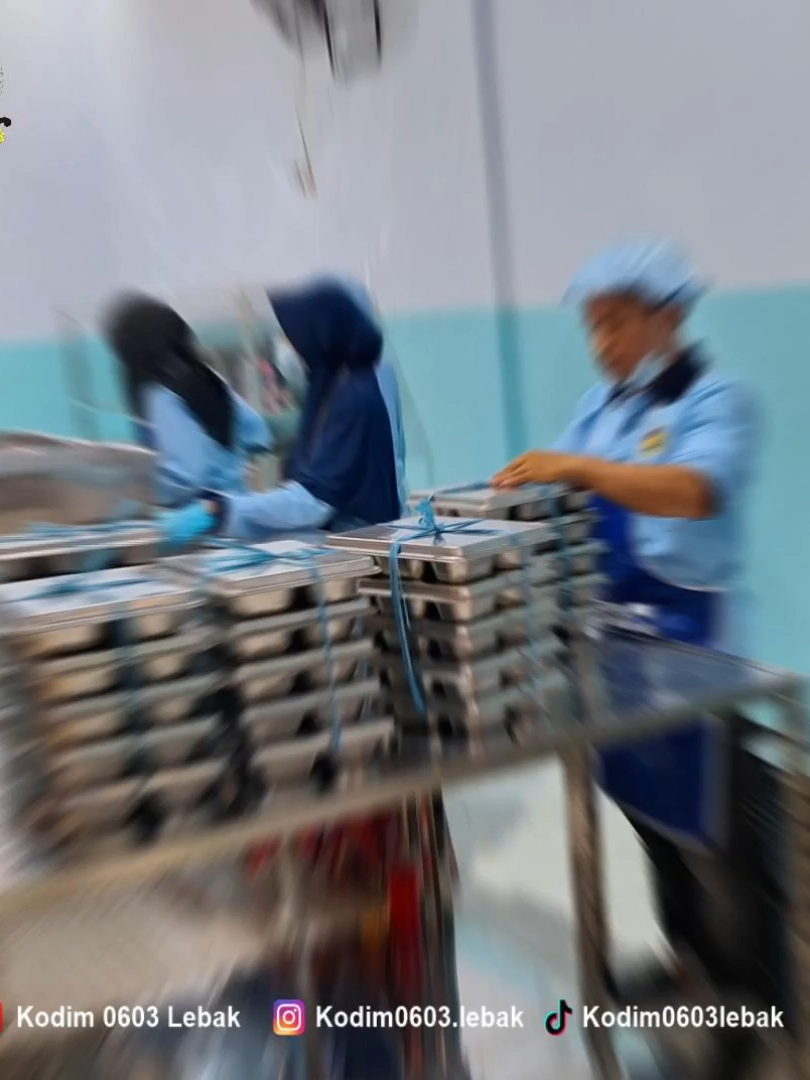 Babinsa Koramil 0313/Malimping, Serka Jaja dan Serka Herianto melaksanakan monitoring kesiapan dapur MBG ( Makan Bergizi Gratis ) di wilayah Kecamatan Wanasalam, Lebak – Banten. Kegiatan ini menjadi bagian dari pengabdian TNI AD untuk memastikan kebutuhan pangan masyarakat berjalan dengan baik, aman, dan lancar. 💪🇮🇩 Bersama rakyat, TNI kuat! \#TNIAD #programmbg#Kodim0603Lebak #BabinsaUntukRakyat #PengabdianTanpaBatas #Lebak #Koramil0313Malimping