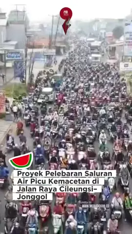 Ribuan kendaraan terjebak kemacetan panjang di Jalan Raya Cileungsi–Jonggol, Kecamatan Cileungsi, Kabupaten Bogor, Senin (25/8/2025) pagi. Kemacetan terjadi akibat adanya proyek pelebaran saluran air di sekitar lokasi. Kondisi ini membuat arus kendaraan dari kedua arah tersendat dan antrean kendaraan tidak terhindarkan. Untuk mengurai kemacetan, polisi bersama petugas terkait menerapkan rekayasa lalu lintas dengan sistem buka tutup jalur secara bergantian. Meski demikian, kepadatan kendaraan masih terjadi karena volume kendaraan cukup tinggi di jam sibuk pagi hari. Petugas mengimbau pengguna jalan untuk bersabar, mematuhi arahan di lapangan, dan jika memungkinkan mencari jalur alternatif.