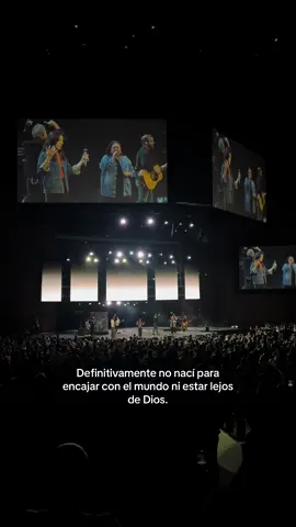 ✨🙌🏻 “Cristo merece toda la honra, la gloria y la adoración. Él es digno por siempre. #CristoVive #adoración #marcobarrientos #jovenescristianos #fyp 