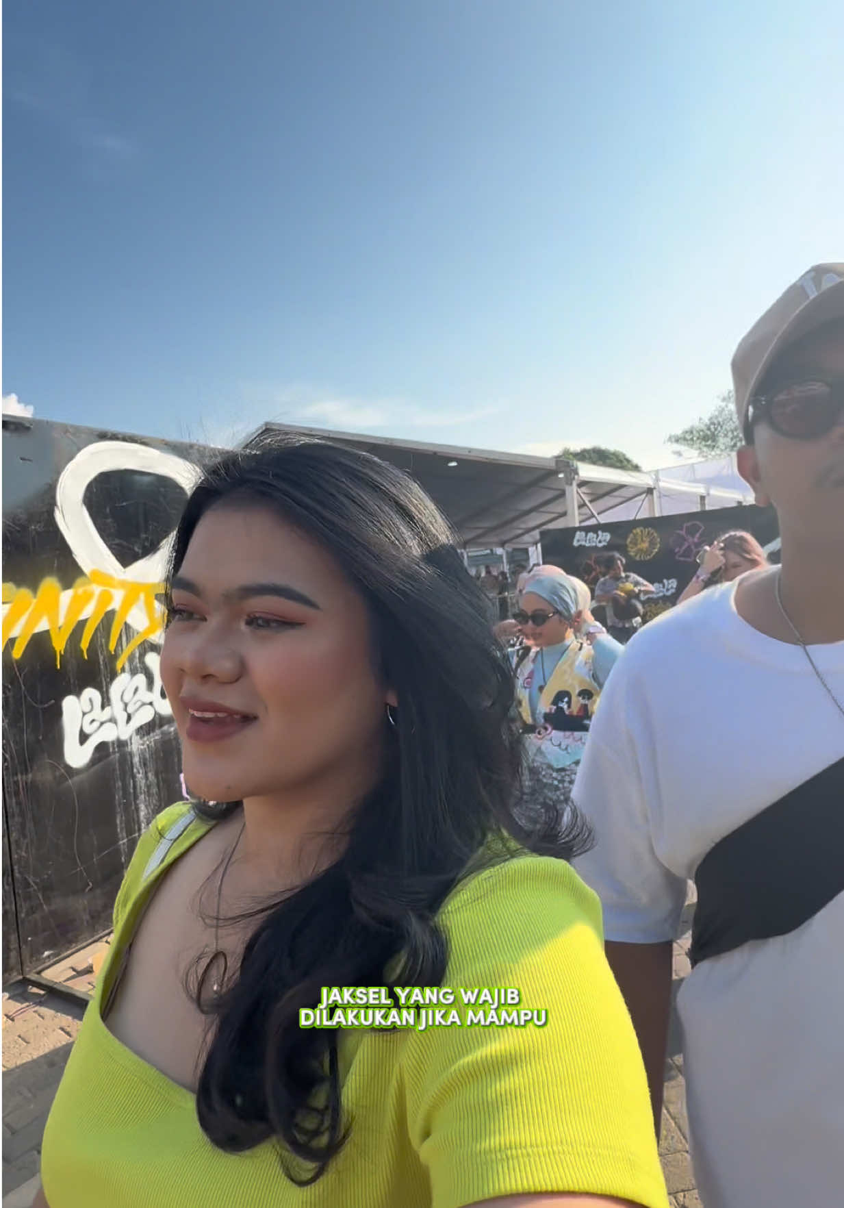 Adat jaksel apalagi sih yang blm gue jalanin? nonton konser mah udah wajib ege apalagi happy banget nih karena toilet konsernya nyaman & wangi. Pokoknya STELLAlu wangi #KonserHappySTELLAluWangi #STELLAluWangi #LalalaFest2025 @Stella Air Freshener 