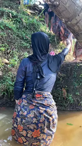 bantuin neng Idoy🤣 #gadisdesa #jandamuda #fyp 