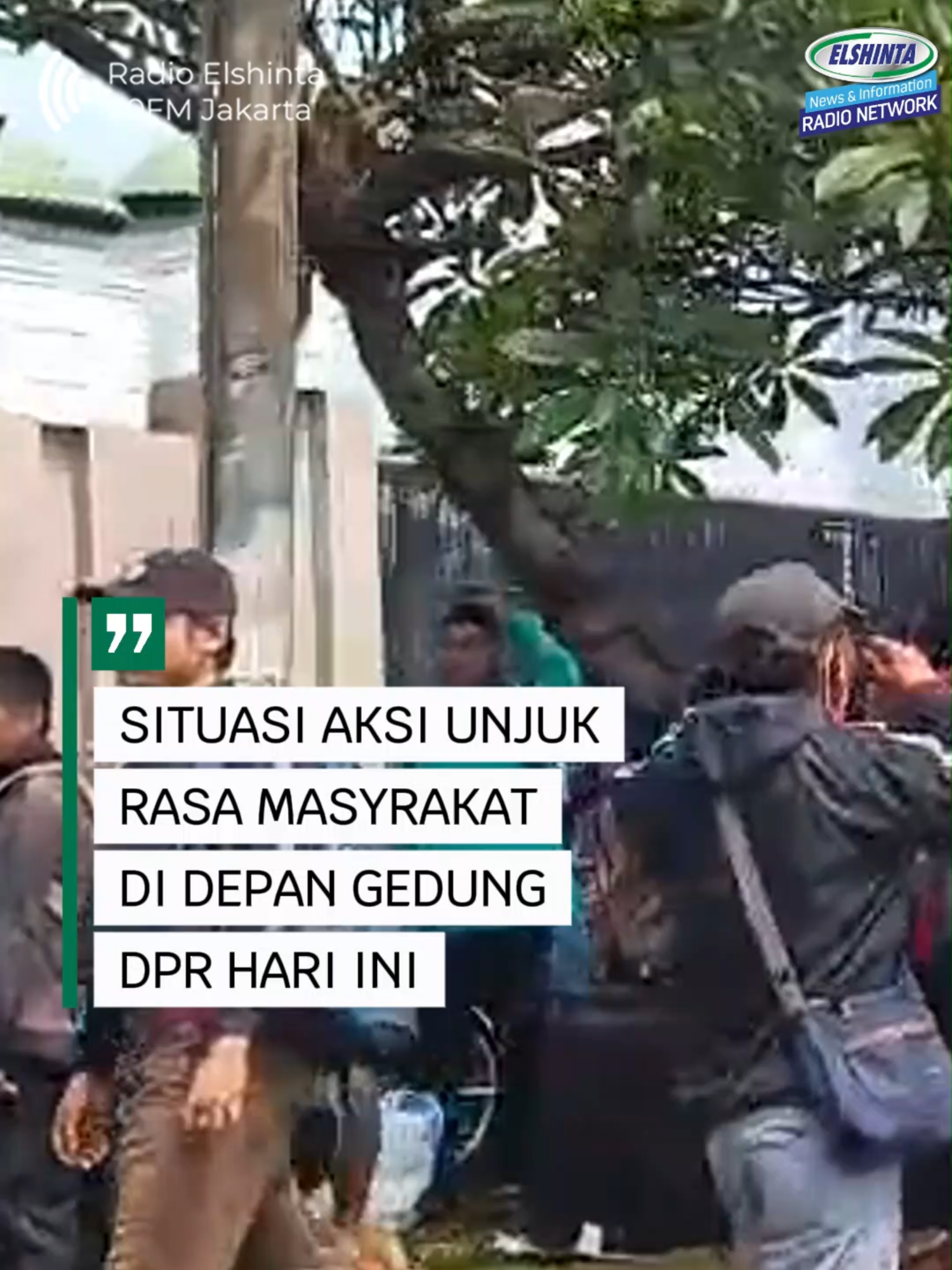 Aksi unjuk rasa masyarakat di depan Gedung DPR, dimana massa aksi minta Polisi memfasilitasi agar perwakilan mereka diterima oleh Anggota Dewan, Senin (25/8) siang.  🎥Elshinta/Ris #BeritaElshinta #Demo #GedungDPRRI #DPRRI #AksiUnjukRasa