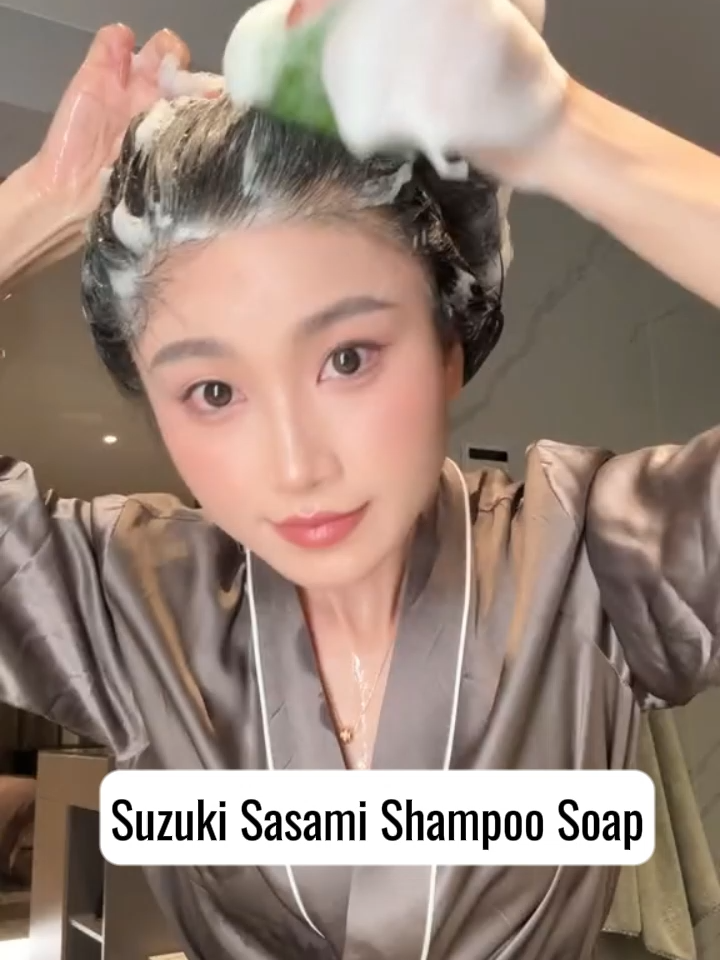 Suzuki sasami Shampooo : Polygonum multiflorum – tumutulong sa pagpapalago at pagpapatibay ng buhok Shea Butter – nagbibigay moisture at lambot sa buhok Mulberry Leaf Extract – nagpapalusog sa anit at nakakatulong laban sa hair fall Ginger Extract – nagpapasigla ng sirkulasyon ng dugo sa anit para sa mas mabilis na pagtubo ng buhok Vitamin E – antioxidant na nagpoprotekta at nagpapalusog sa hair follicles #shampoo #shampooandconditioner #shampoouban #hair #haircareproduct #BigDiscount